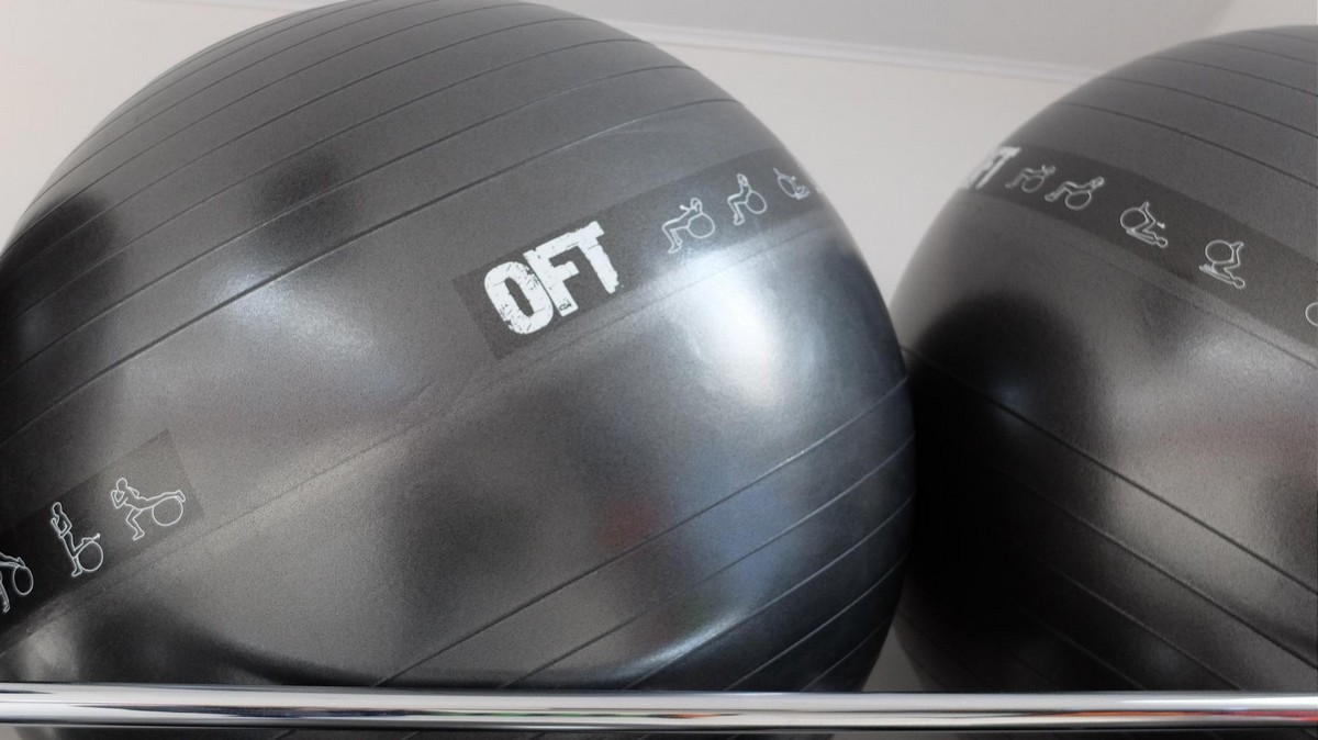 Гимнастический мяч Original Fit.Tools FT-GBPRO-75BK (75 см) коммерч, черный 1200_674